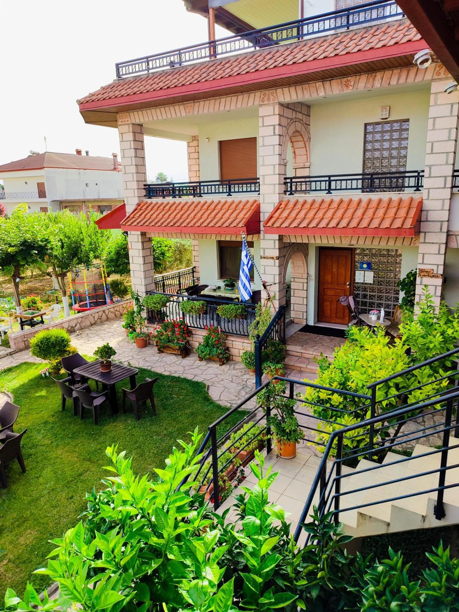 Simos Appartement Korinós